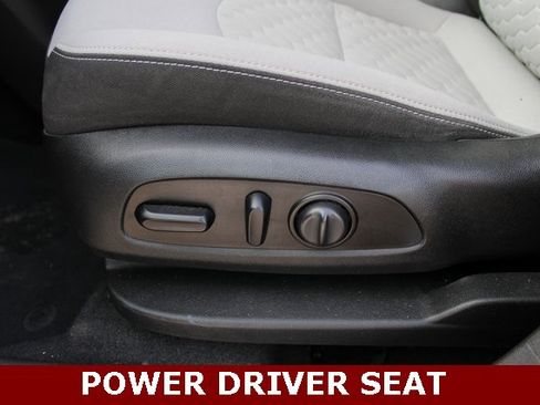 Used 2021 Chevrolet Equinox LT w/ Driver Convenience Package image 14