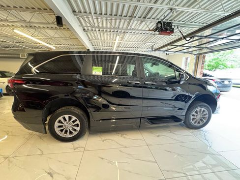 Used 2022 Toyota Sienna XLE FWD image 6