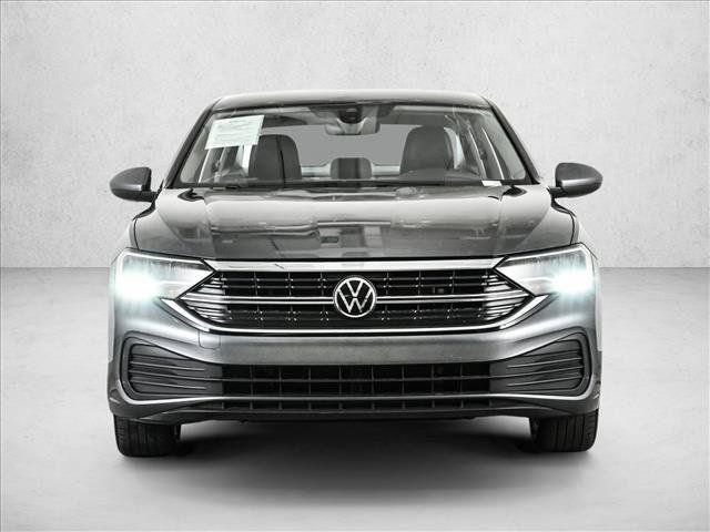 Used 2024 Volkswagen Jetta SE FWD image 2