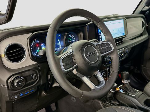 Used 2025 Jeep Wrangler Unlimited Sahara AWD/4WD image 18