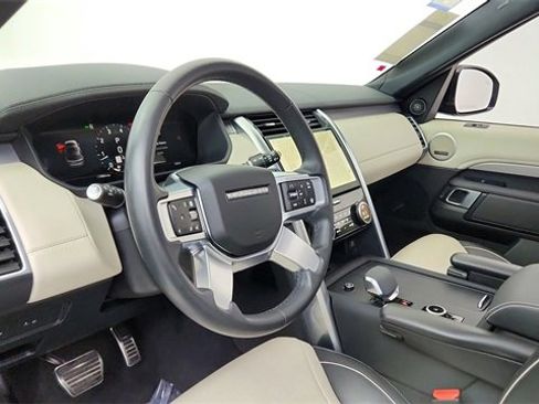 Used 2024 Land Rover Discovery Dynamic SE image 17