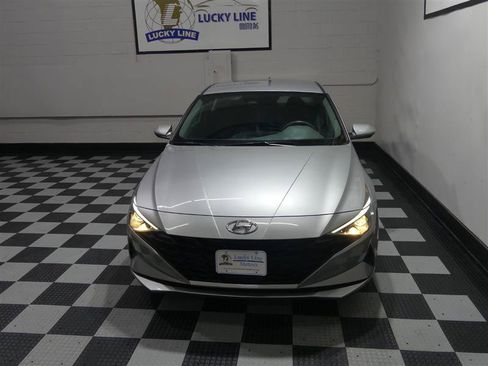 Used 2022 Hyundai Elantra SEL w/ Convenience Package FWD image 3