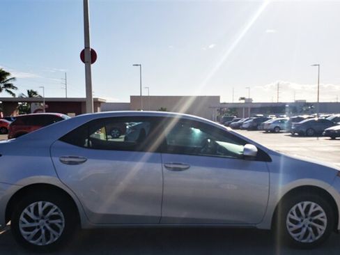 Used 2018 Toyota Corolla LE FWD image 5