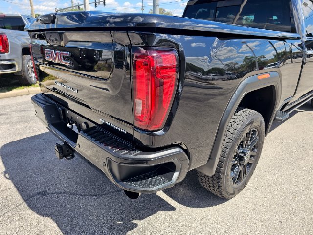 Used 2022 GMC Sierra 2500 Denali w/ Denali Black Diamond Edition AWD/4WD image 10