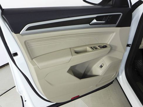 Used 2021 Volkswagen Atlas SE w/ Panoramic Sunroof Package image 11