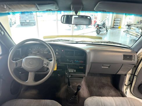 Used 1992 Toyota Pickup Deluxe AWD/4WD image 11