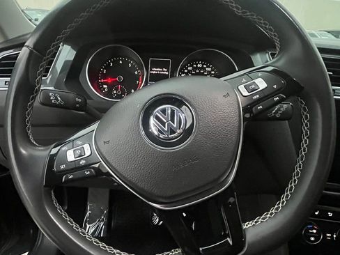 Used 2021 Volkswagen Tiguan SE image 8
