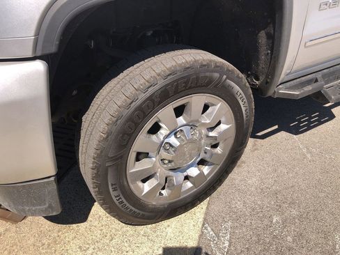 Used 2018 GMC Sierra 2500 Denali w/ Duramax Plus Package AWD/4WD image 10