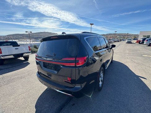 Used 2022 Chrysler Pacifica Limited image 5