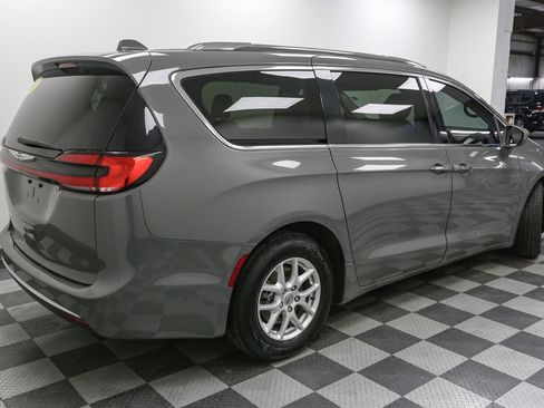 Used 2021 Chrysler Pacifica Touring-L image 7