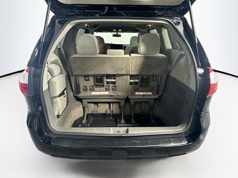 Used 2017 Toyota Sienna LE image 29
