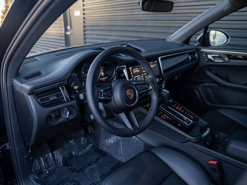 Certified 2025 Porsche Macan AWD/4WD image 4
