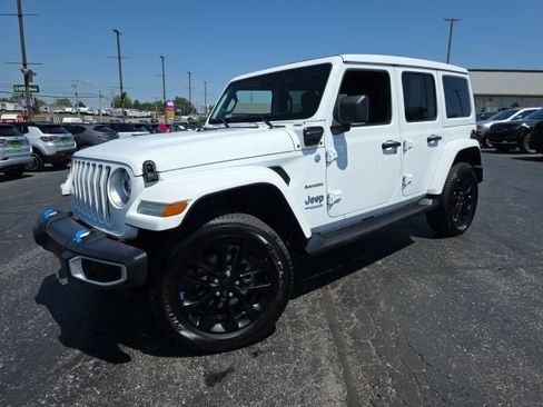 Used 2022 Jeep Wrangler Unlimited Sahara w/ Cold Weather Group AWD/4WD image 2
