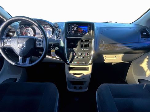 Used 2018 Dodge Grand Caravan SE w/ UConnect Hands-Free Group image 14