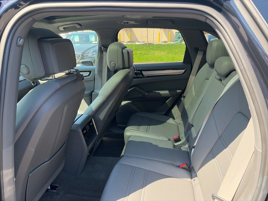 Used 2023 Porsche Cayenne Platinum Edition AWD/4WD image 19