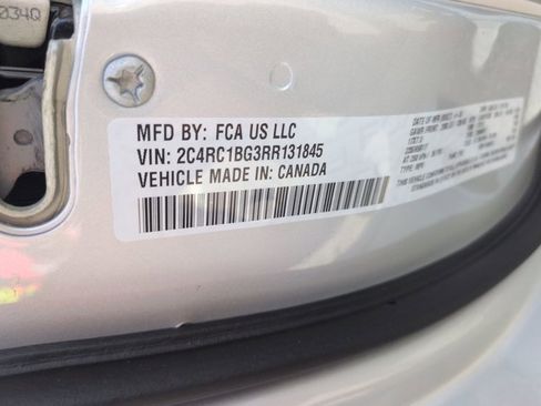 Used 2024 Chrysler Pacifica Touring-L image 25