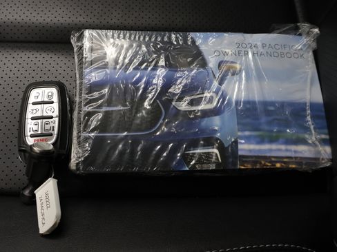 Used 2024 Chrysler Pacifica Touring-L image 60