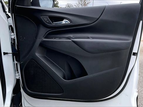 Used 2018 Chevrolet Equinox LT image 17