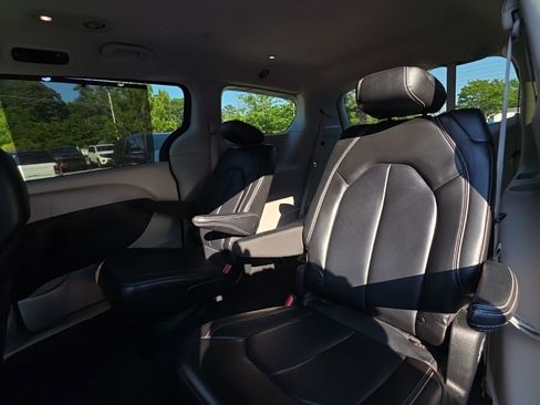 Used 2023 Chrysler Pacifica Touring-L FWD image 9