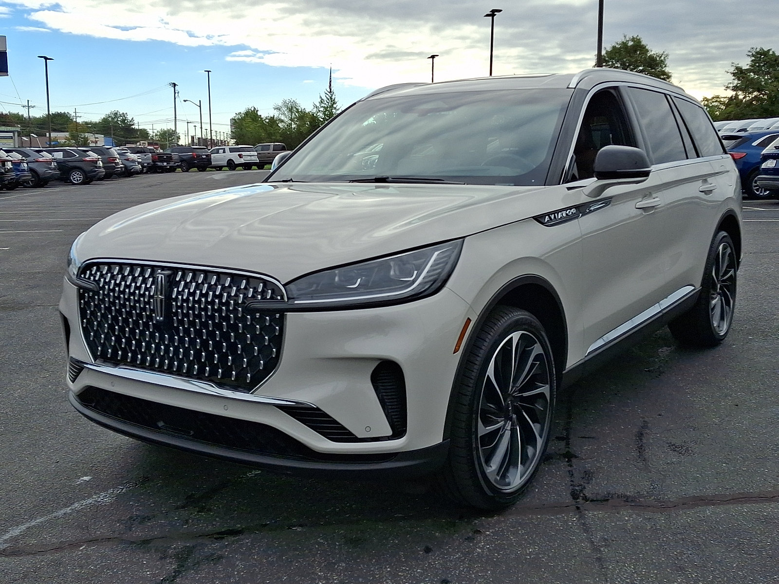 Used 2025 Lincoln Aviator Reserve w/ Equipment Group 201A AWD/4WD image 3