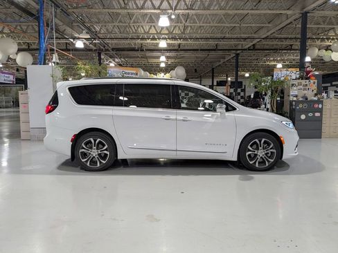 Used 2021 Chrysler Pacifica Pinnacle AWD/4WD image 7