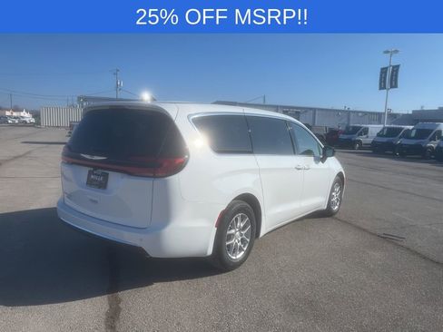 New 2026 Chrysler Pacifica Select image 3