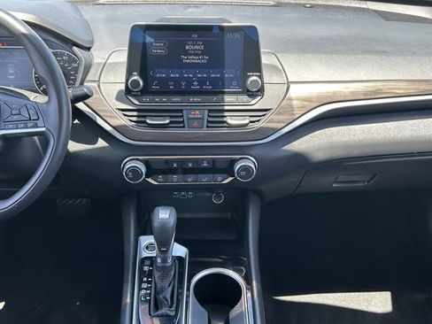 Used 2024 Nissan Altima 2.5 SV FWD image 16