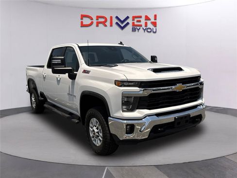 Used 2025 Chevrolet Silverado 2500 LT w/ Convenience Package AWD/4WD image 2