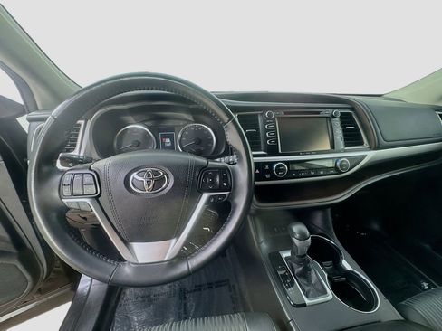 Used 2019 Toyota Highlander Plus AWD/4WD image 13
