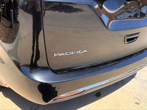 Used 2020 Chrysler Pacifica Limited FWD image 33