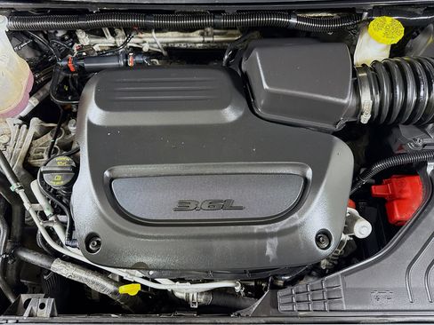 Used 2024 Chrysler Pacifica Touring-L FWD image 39