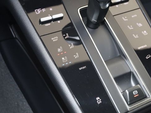 Used 2025 Porsche Macan image 34