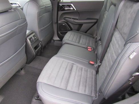 New 2026 Mitsubishi Outlander SE image 7