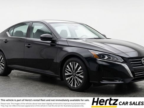 Used 2025 Nissan Altima 2.5 SV image 1