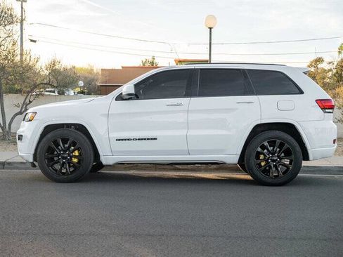 Used 2018 Jeep Grand Cherokee Altitude image 2