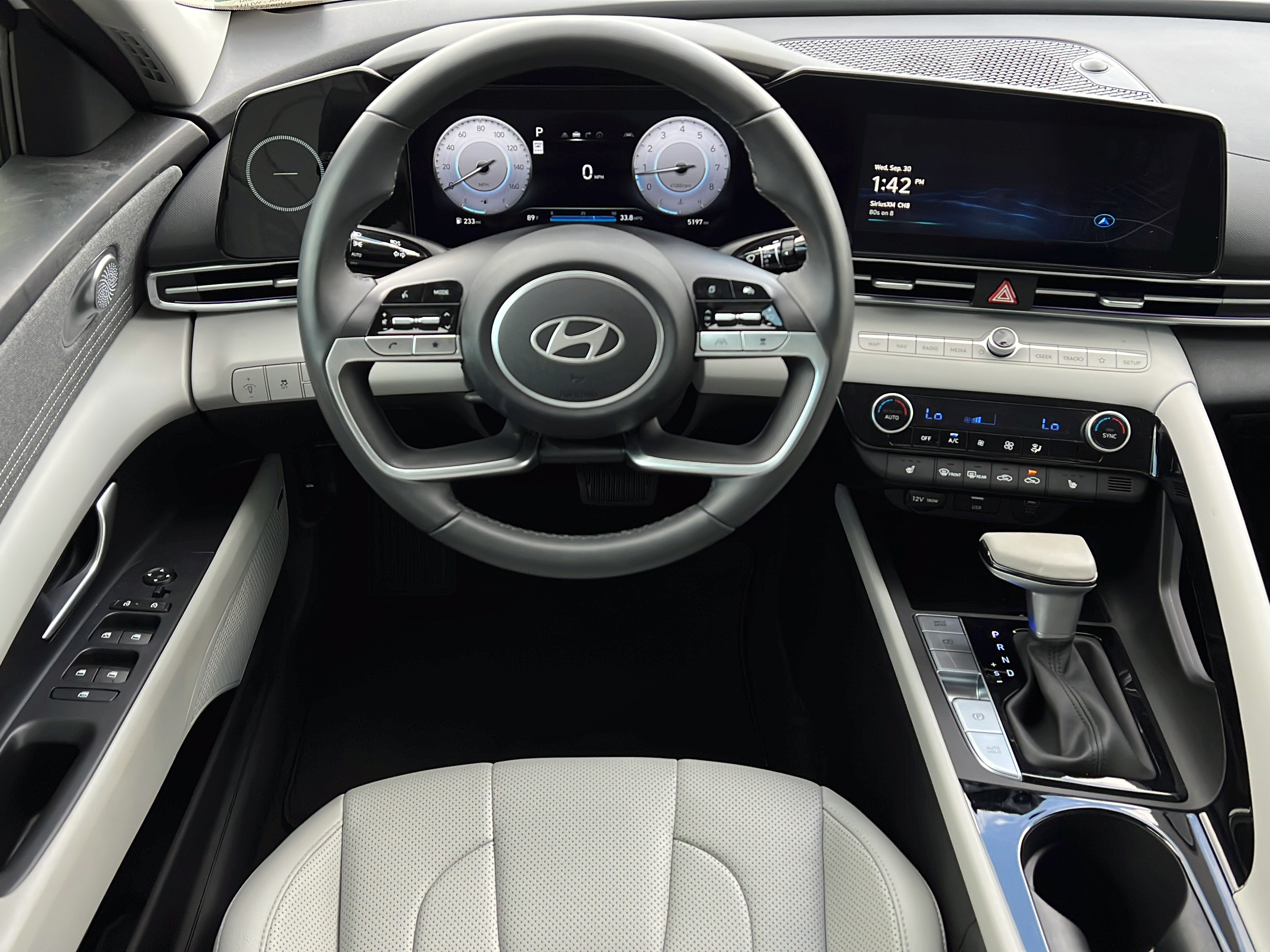 Certified 2025 Hyundai Elantra Limited FWD image 17