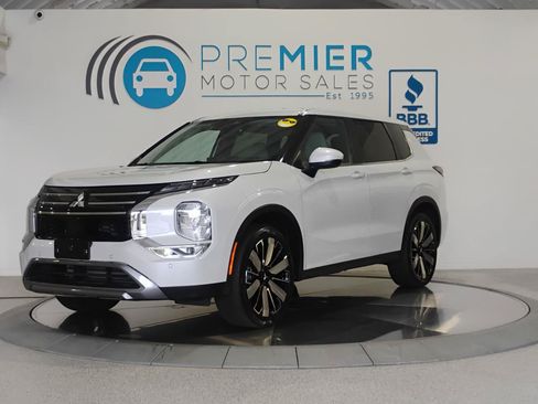 Used 2025 Mitsubishi Outlander SE FWD image 2