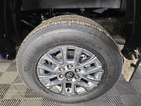Used 2025 Toyota Tacoma Limited AWD/4WD image 11