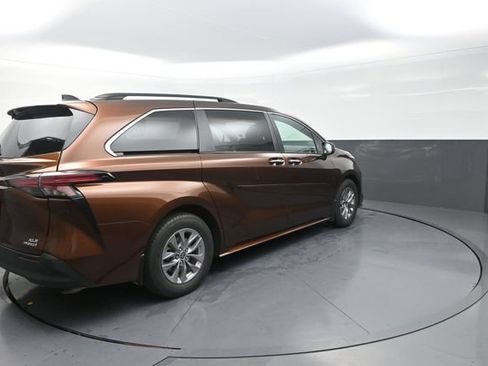 Certified 2022 Toyota Sienna XLE w/ XLE Plus Package AWD/4WD image 16