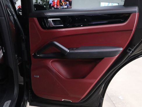 Used 2019 Porsche Cayenne image 18