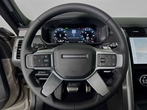 New 2025 Land Rover Discovery Dynamic SE image 12
