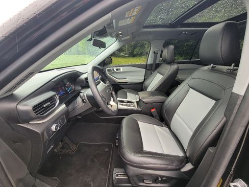 Used 2022 Ford Explorer XLT w/ Equipment Group 202A AWD/4WD image 11