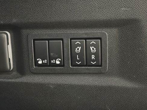 Used 2022 Chevrolet Tahoe Z71 w/ Luxury Package AWD/4WD image 31