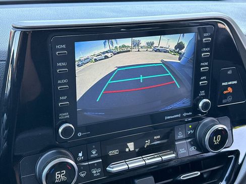 Used 2021 Toyota Highlander LE FWD image 19