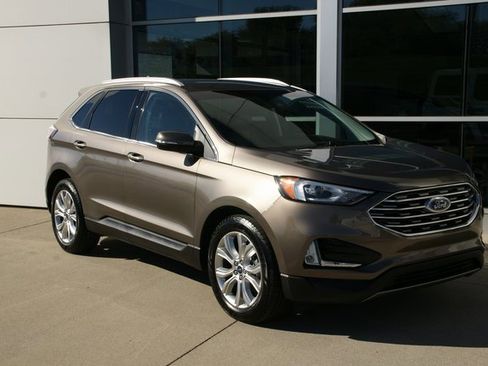 Used 2019 Ford Edge Titanium image 2