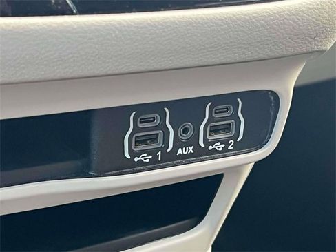 Used 2023 Chrysler Pacifica Touring-L image 25