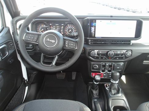 New 2025 Jeep Gladiator Willys image 13