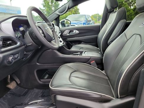 Used 2025 Chrysler Pacifica Limited FWD image 8