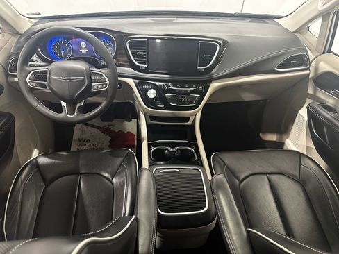 Used 2024 Chrysler Pacifica Limited image 33