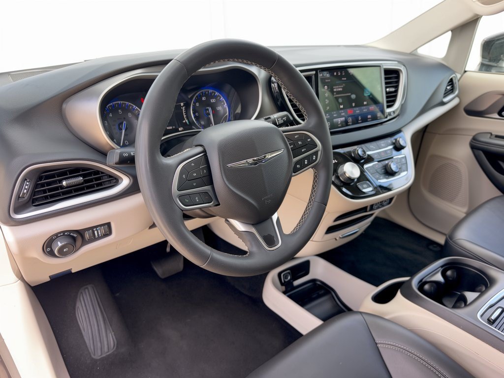 Used 2024 Chrysler Pacifica Touring-L FWD image 4